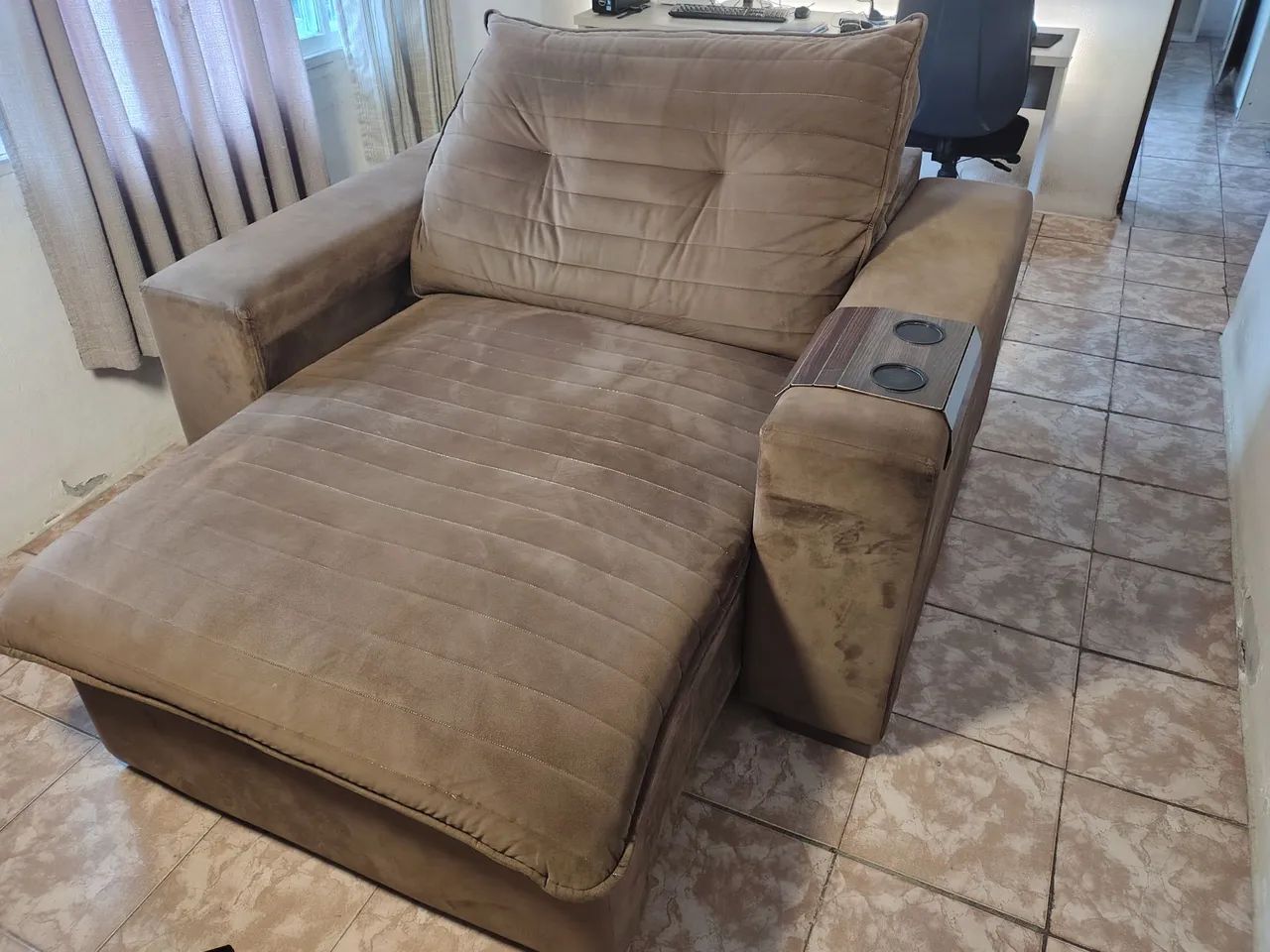 Sofá retratil com chaise.
