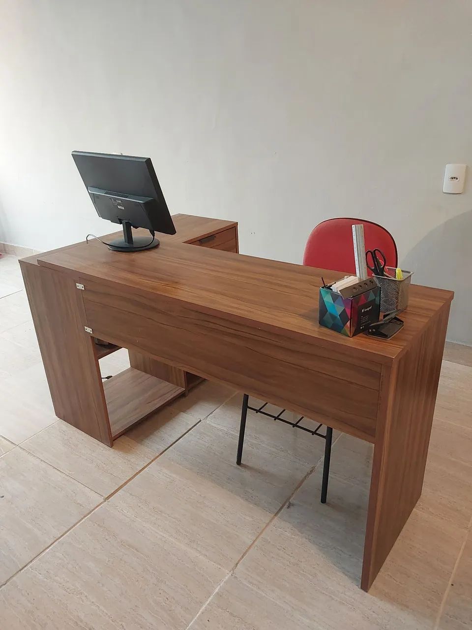 Mesa de escritório semi nova - Foto 2
