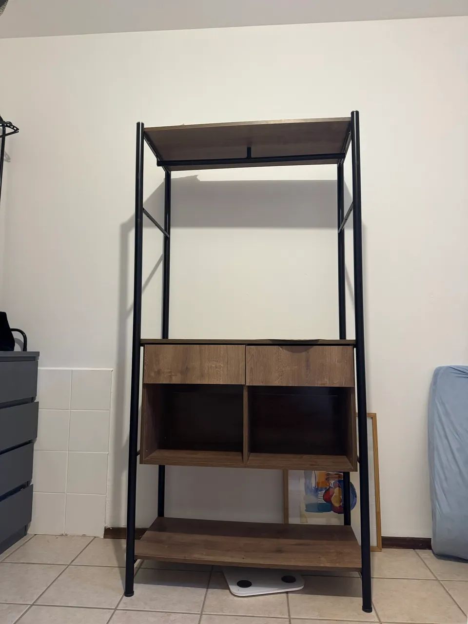 Closet aberto / arara com gavetas e prateleiras