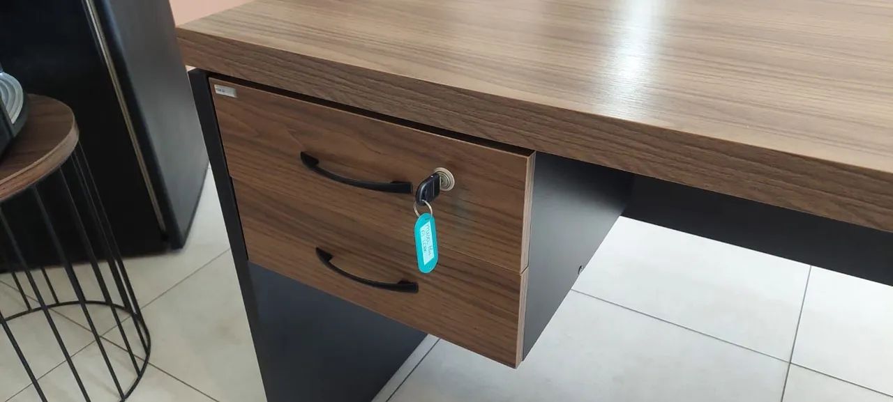 Mesa de escritório com 2 gavetas  - Foto 4
