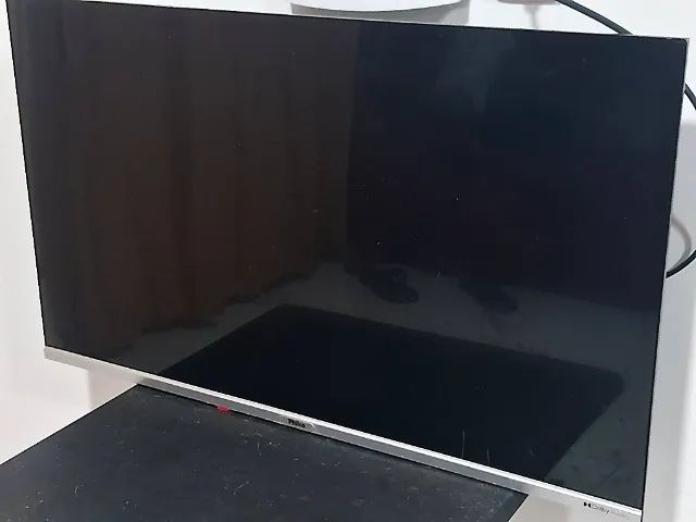 TV com tela quebrada - Liga normalmente 