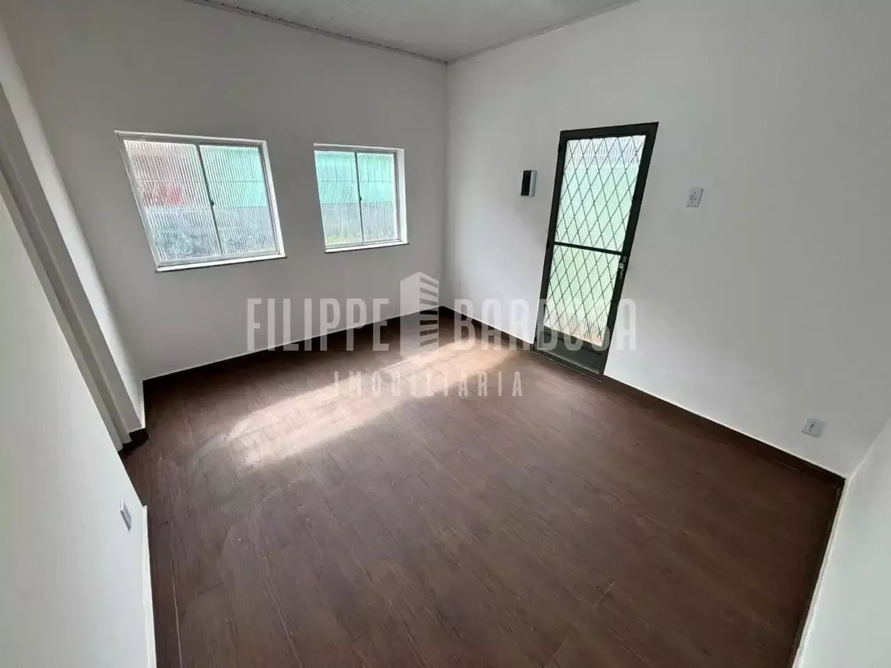CASA LINEAR - 2 QUARTOS - QUINTAL - TODA REFORMADA