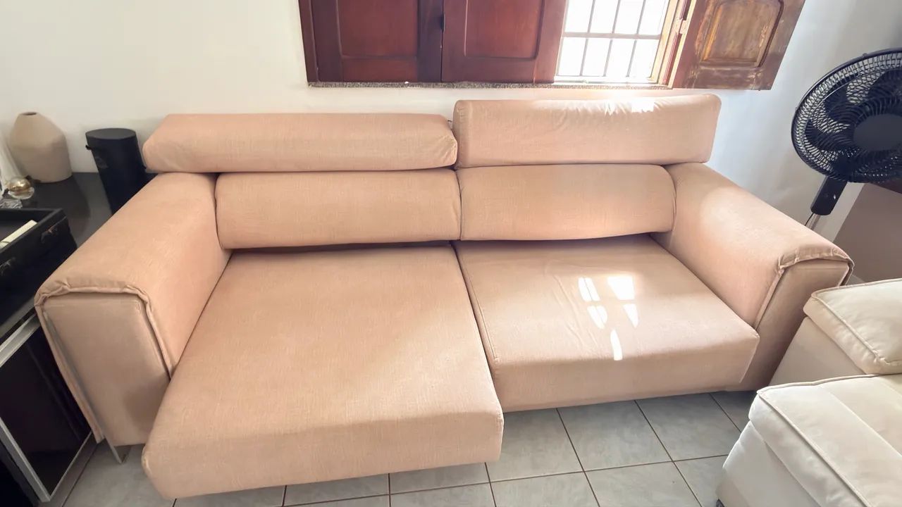 Sofá reclinável e retrátil 