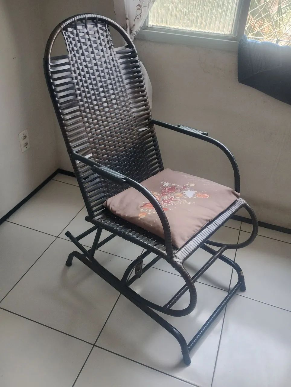 Cadeira de Balanço em Fibra Sintética - Excelente Estado - Foto 2