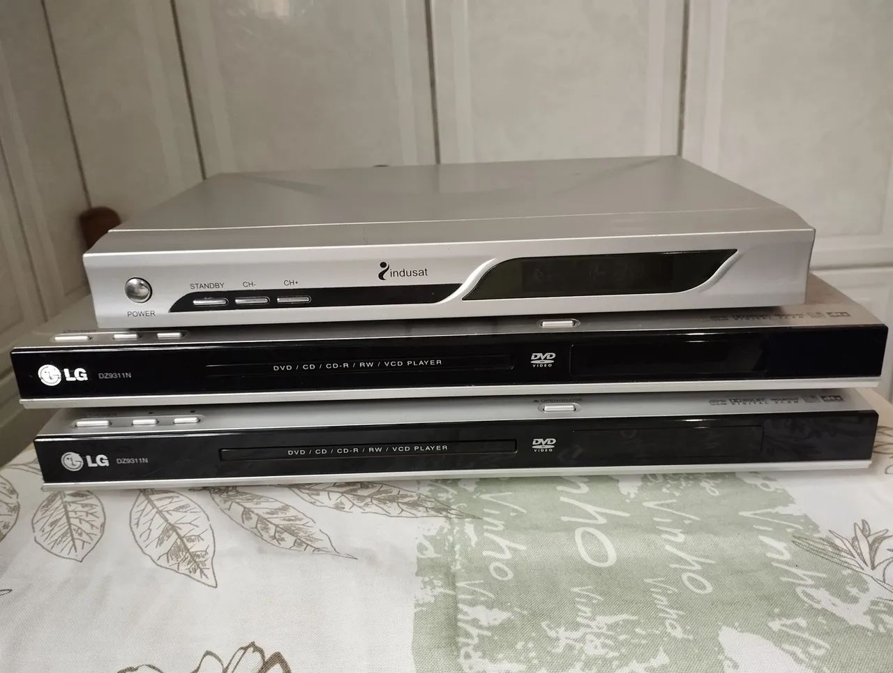 Lote de 2 DVDs e 1 receptor para parabólica.