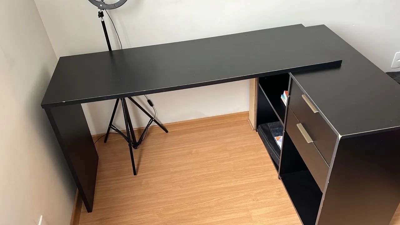 Mesa de escritório preta com gavetas e nichos 