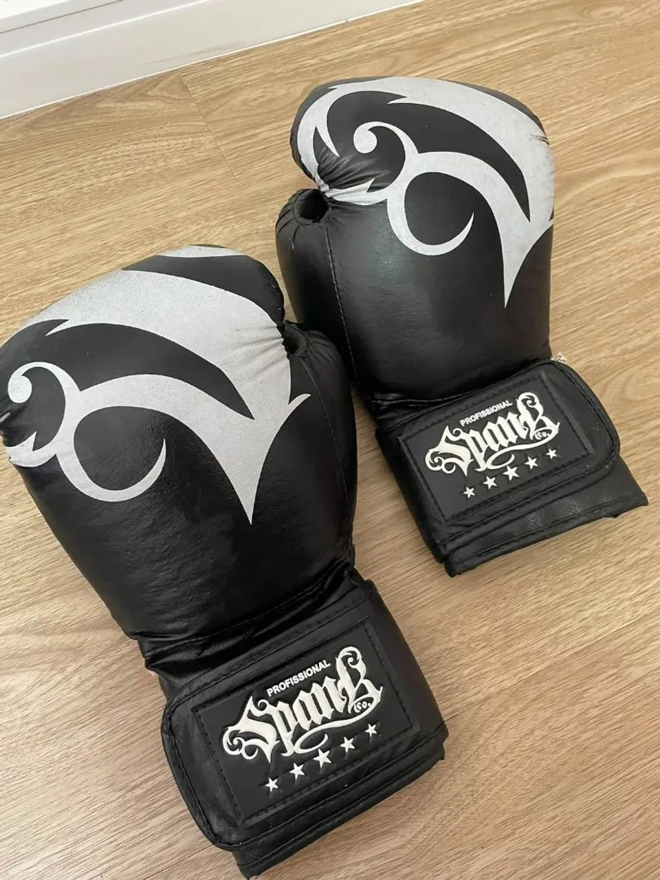 KICKBOXING: 2 Luvas e uma caneleira 