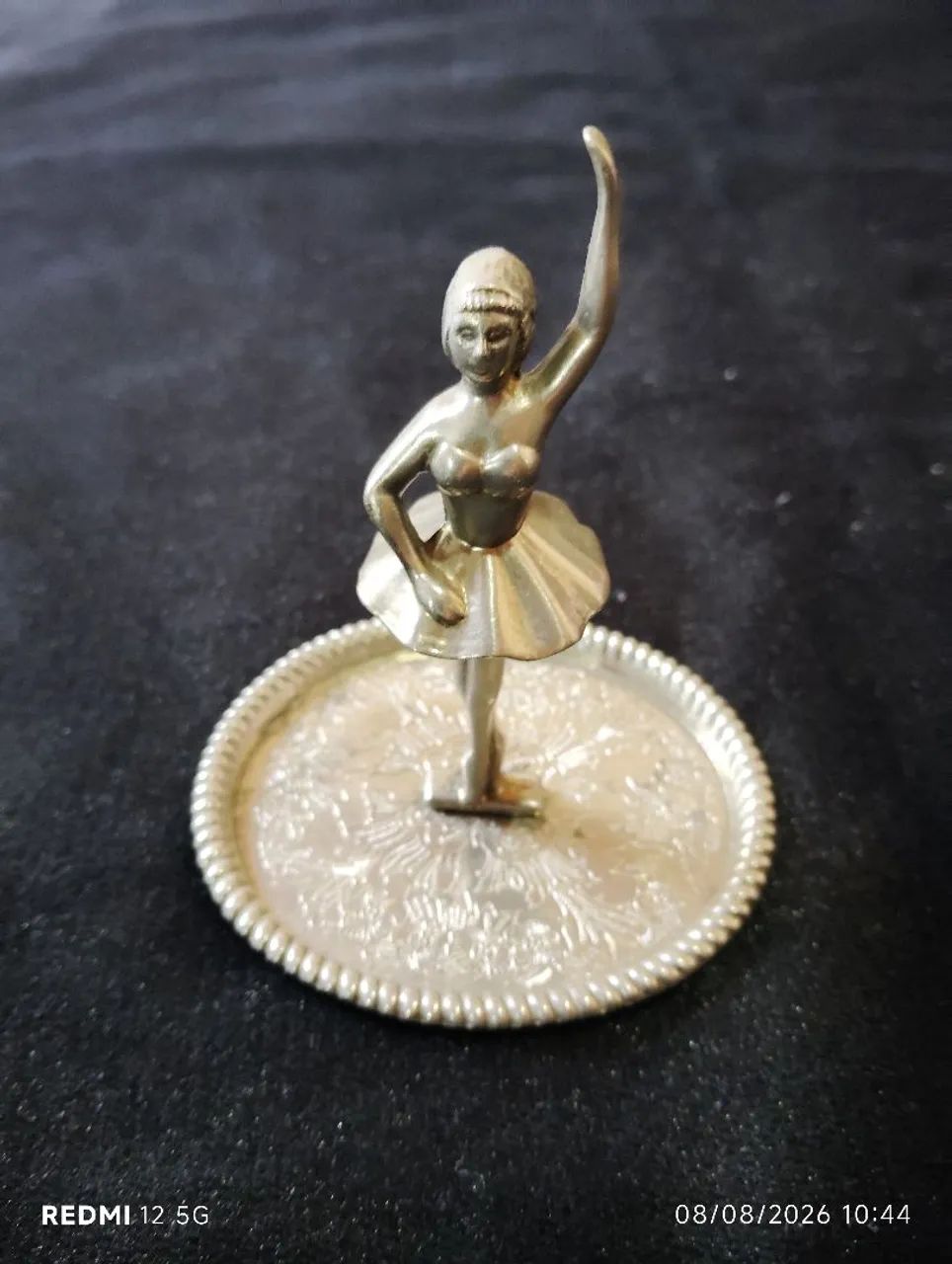 Souvenir (bailarina) em metal.
