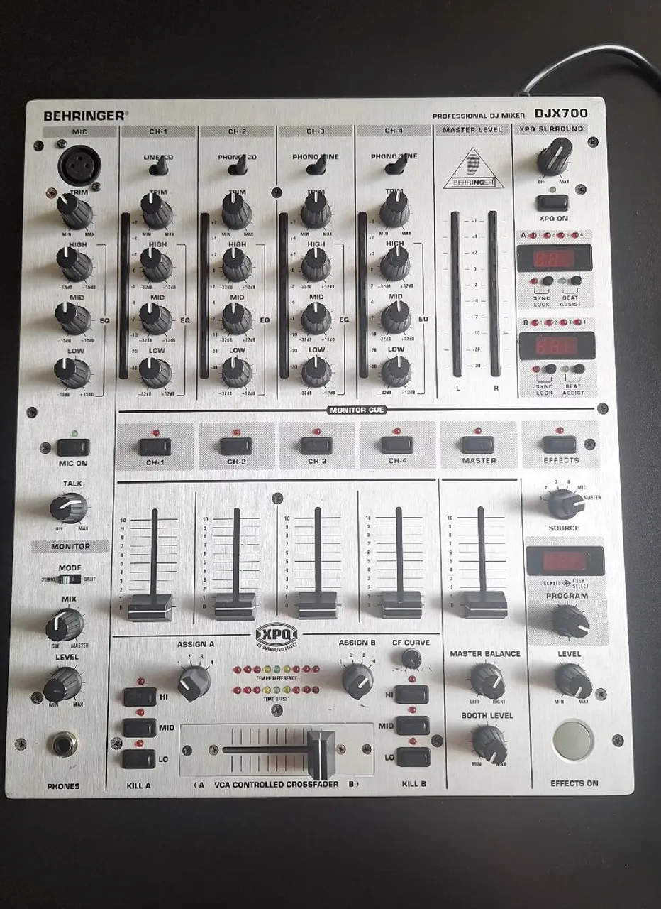 mixer behringer 700