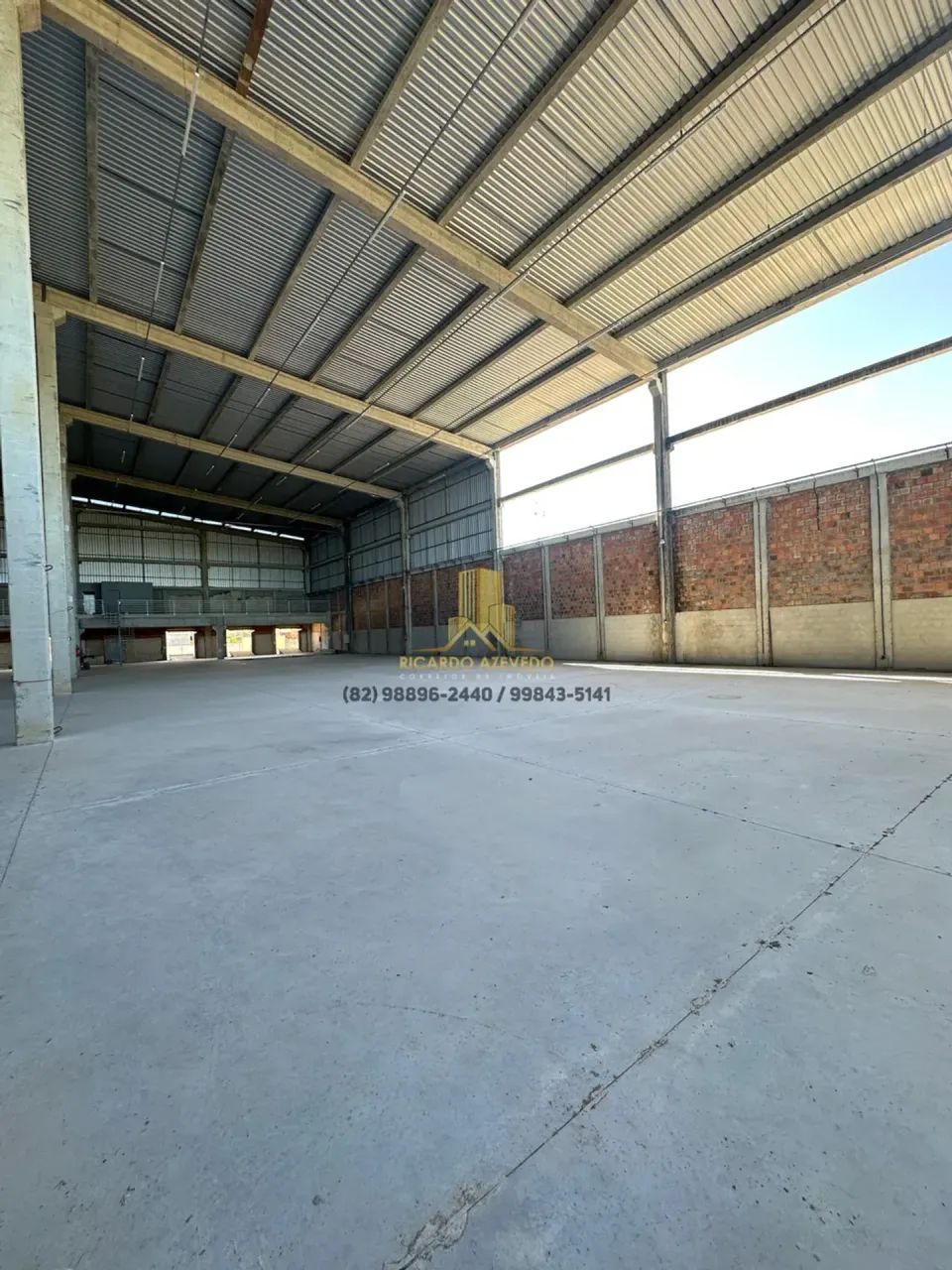 Galpão com 1.285m², 03 Docas, plataformas, 02 banheiros e Mezanino - Foto 4