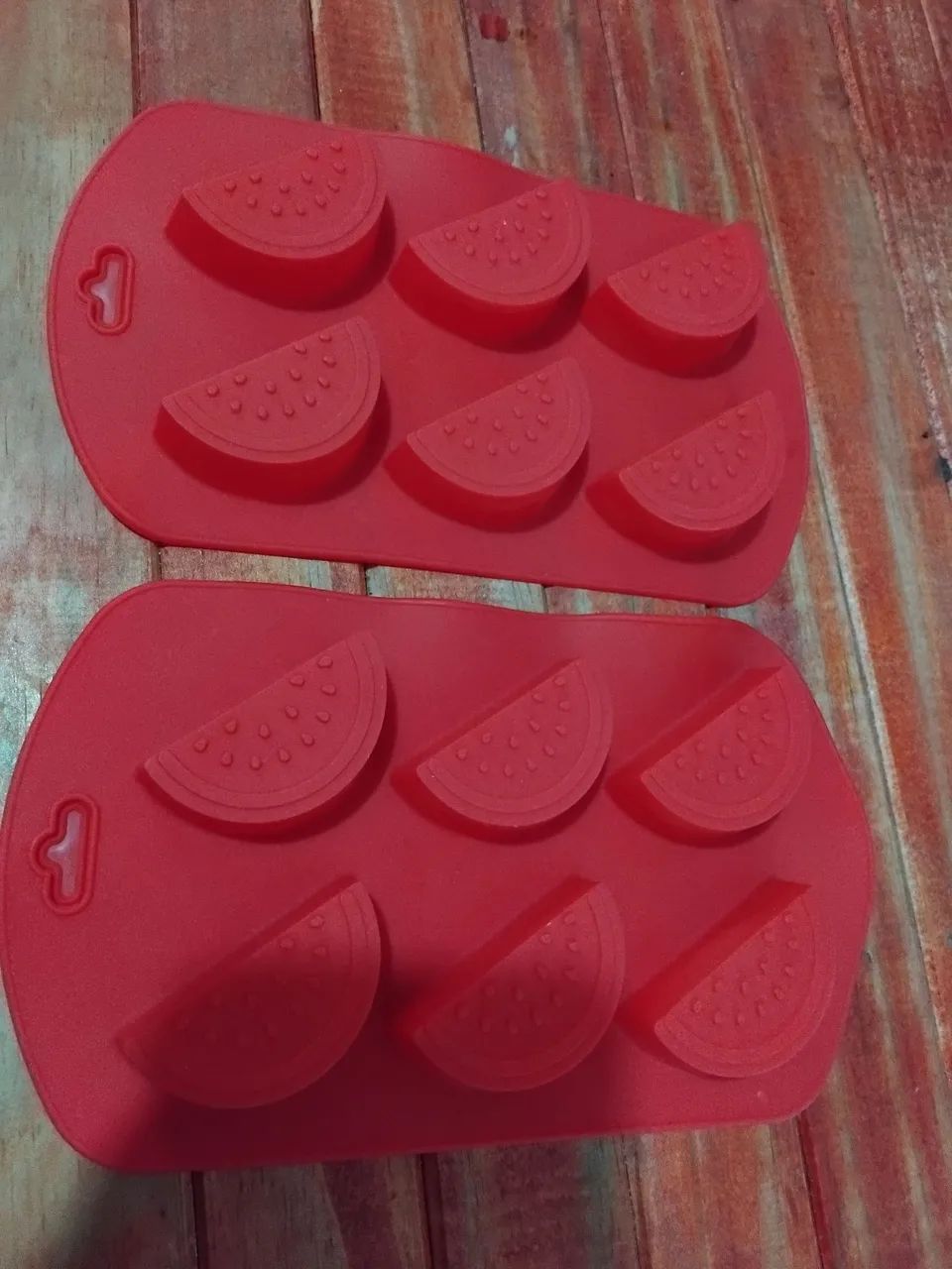 Kit com 2 formas em silicone formato melancia  - Foto 4