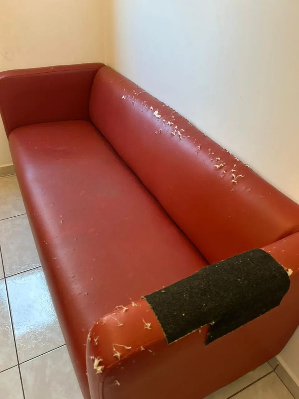 Sofá vermelho couro - TokStok - Foto 3