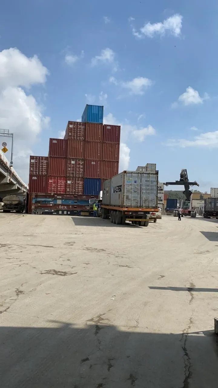 Container em terminal  - Foto 3