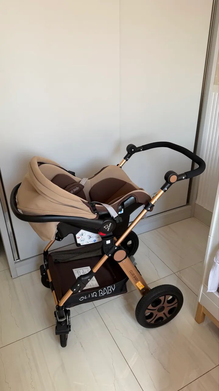 Carrinho de bebê e bebê conforto 
