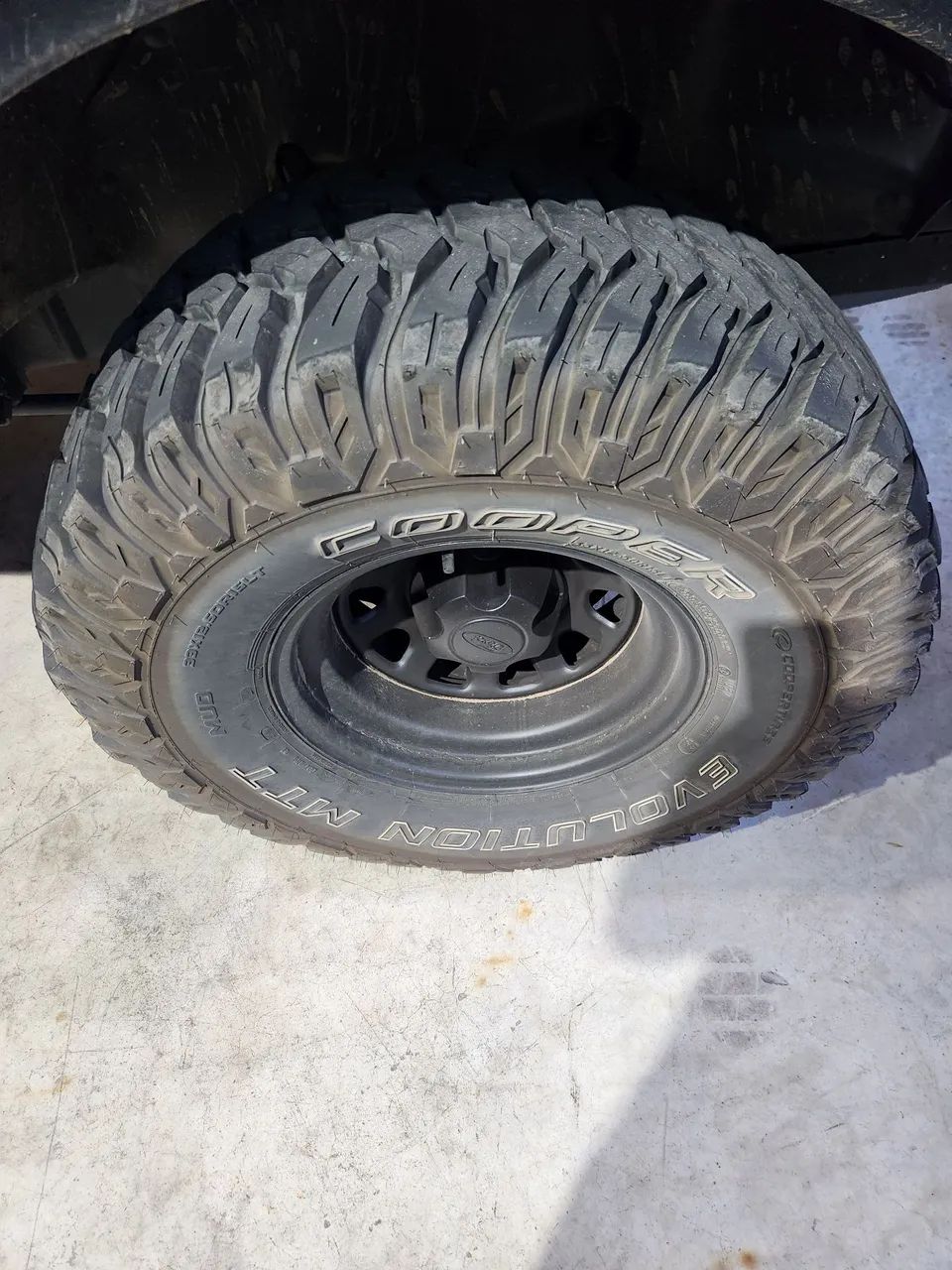 Pneu 33x12.5 aro 15 semi novos - Foto 3