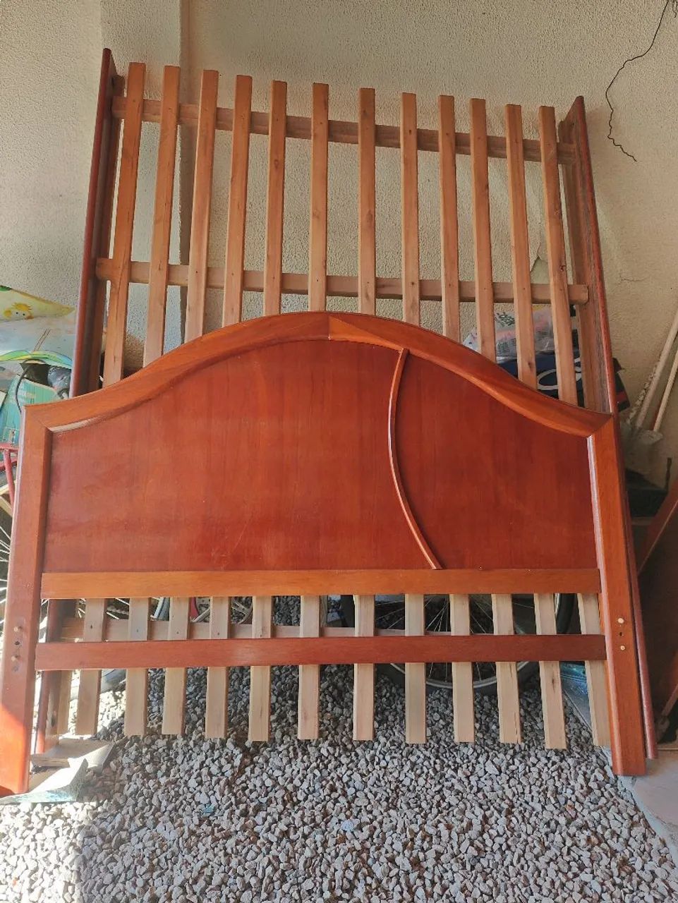 Cama de casal madeira maciça.