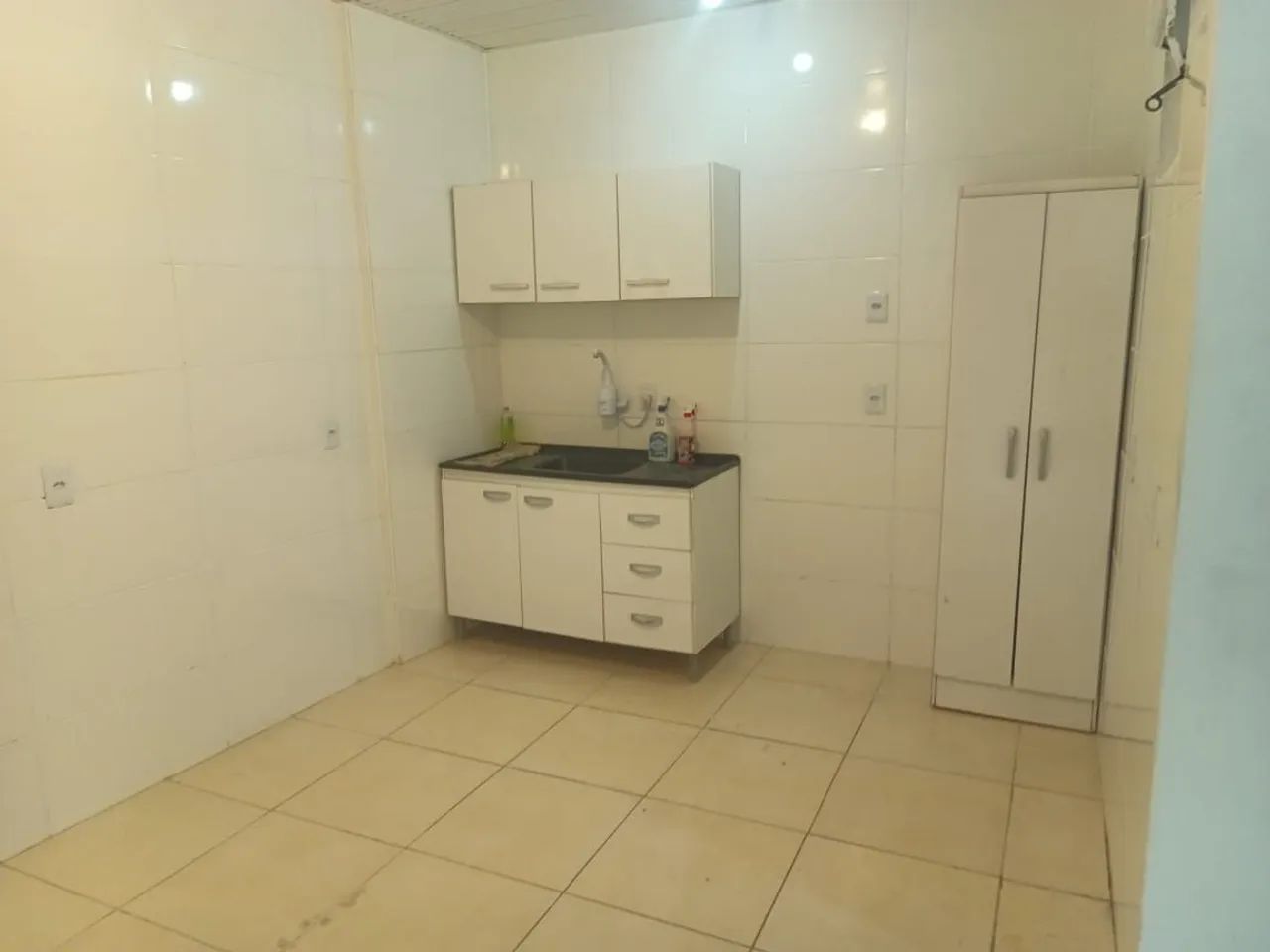 Alugo apto em Sambaqui 