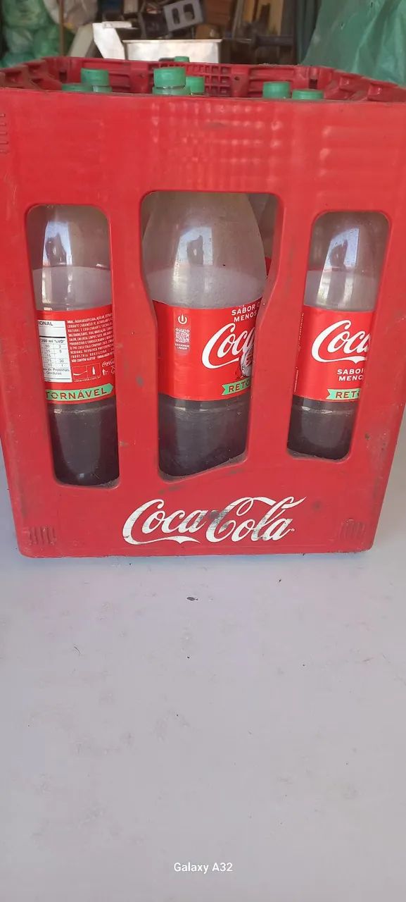 Vendo caixa de coca cola com os frascos completo
