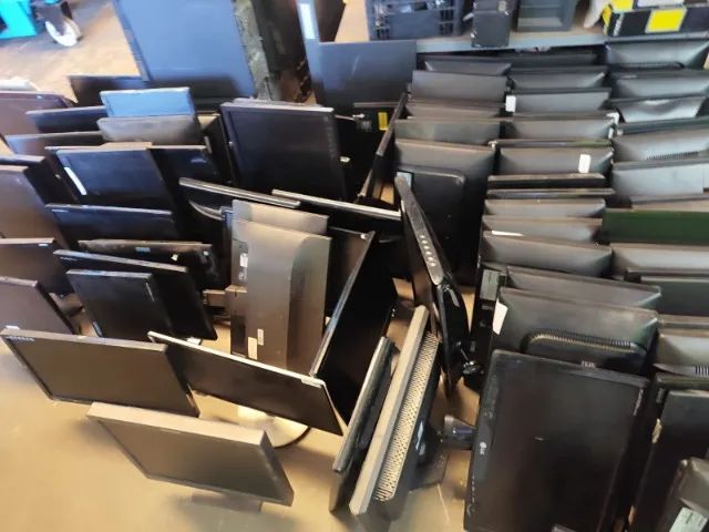 LOTE COM 130 MONITORES (NO ESTADO)