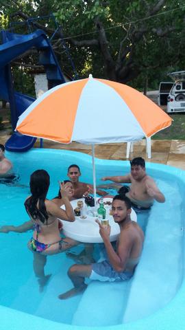 Mesa flutuante com cooler e porta copos para piscina
