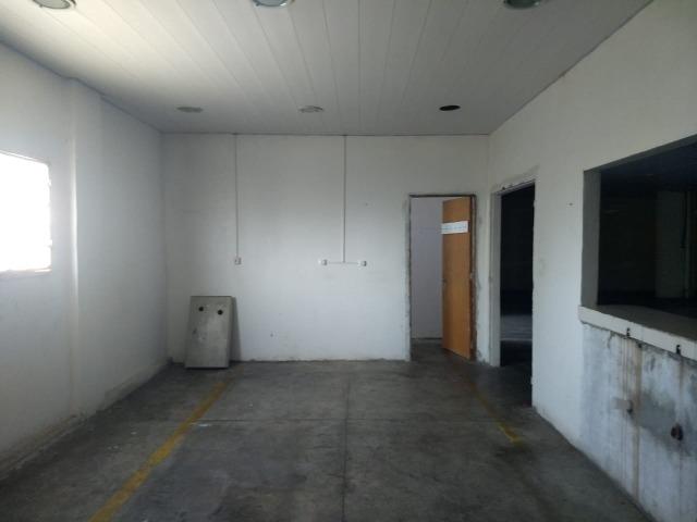 Galpão industrial 2000m², com docas, pé direito alto, piso de alta resistencia - Foto 2