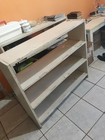Prateleira de madeira, precisando de alguns reparos. Não entrego
