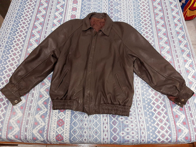 jaqueta de couro com detalhes