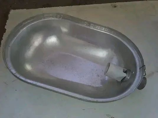 Luminária Levilux oval aberta de metal com bocal E-27 sem braço (nova).