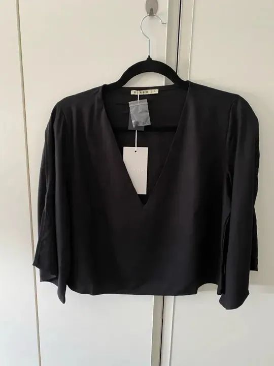 Blusa Dzarm decote em V, tamanho P, cor preta - Foto 4