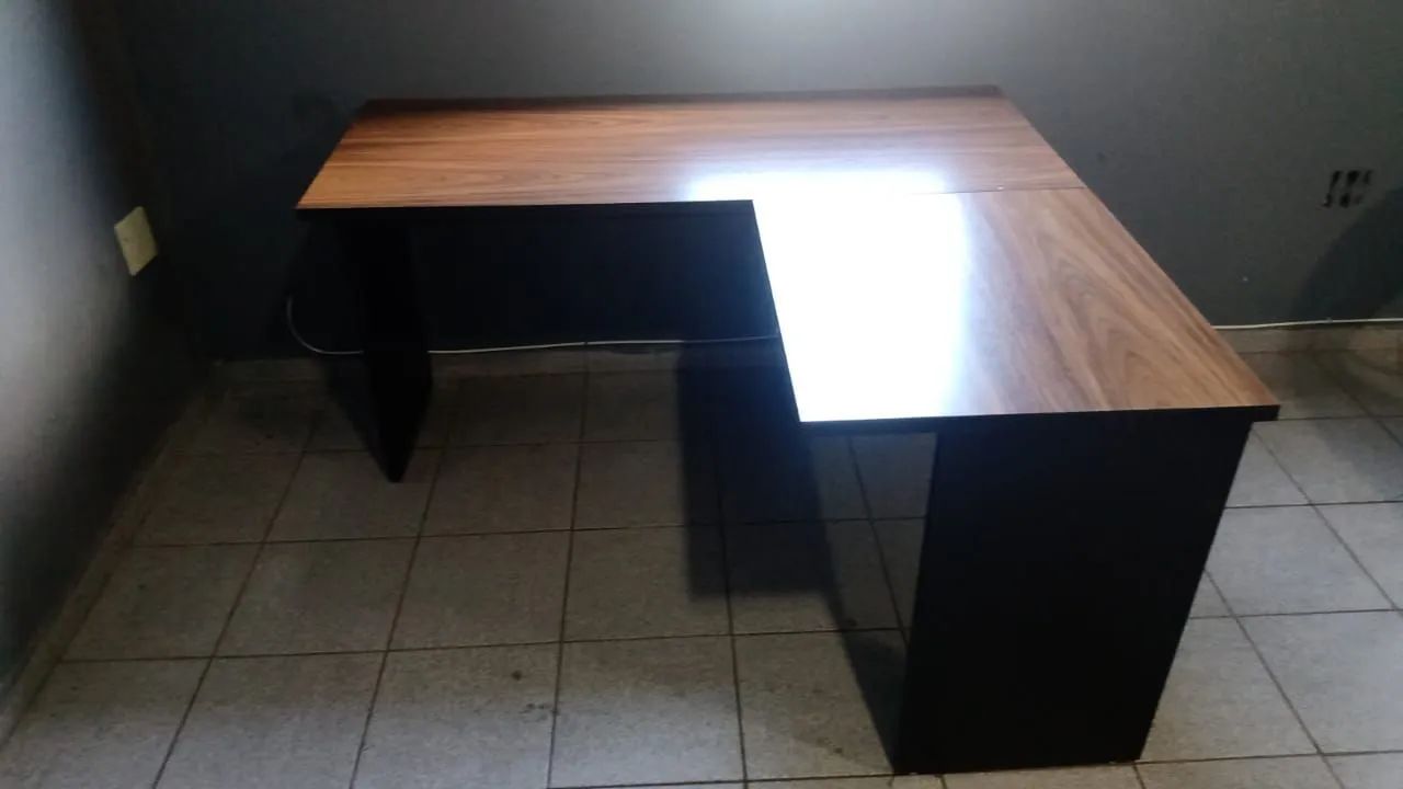 Mesa em l 2 partes amadeirada com base preta 