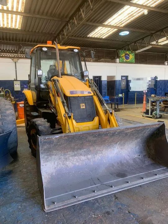 RETRO ESCAVADEIRA JCB 3CX COM AR CONDICIONADO ANO 2019