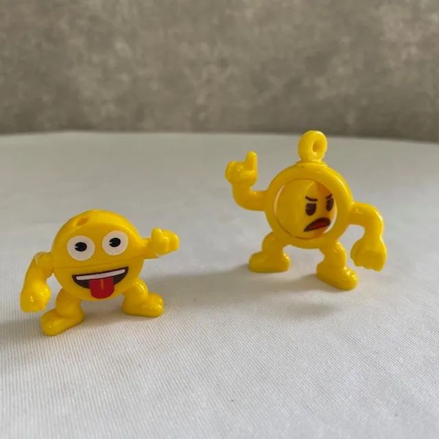 Lote 6 Brinquedos Chaveiro Funko Kinder Joy Emojis Aqua Play - Foto 4