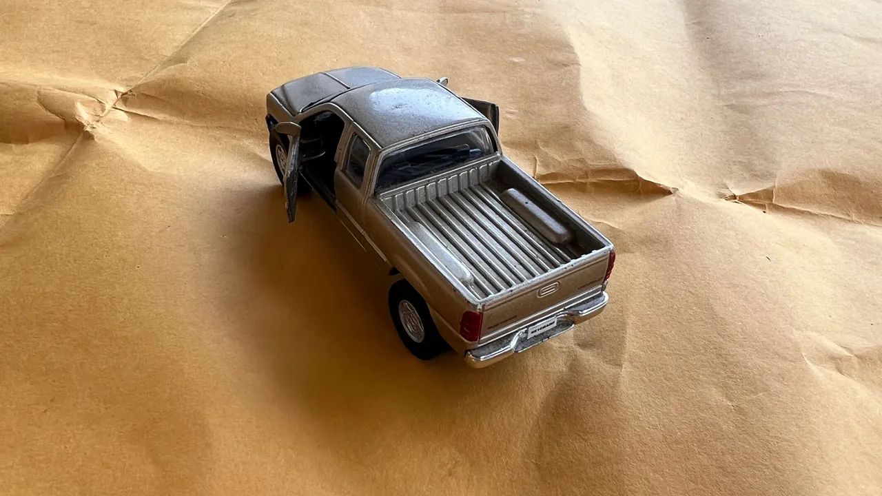 Miniatura Maisto - Pick-up Silverado - Foto 3