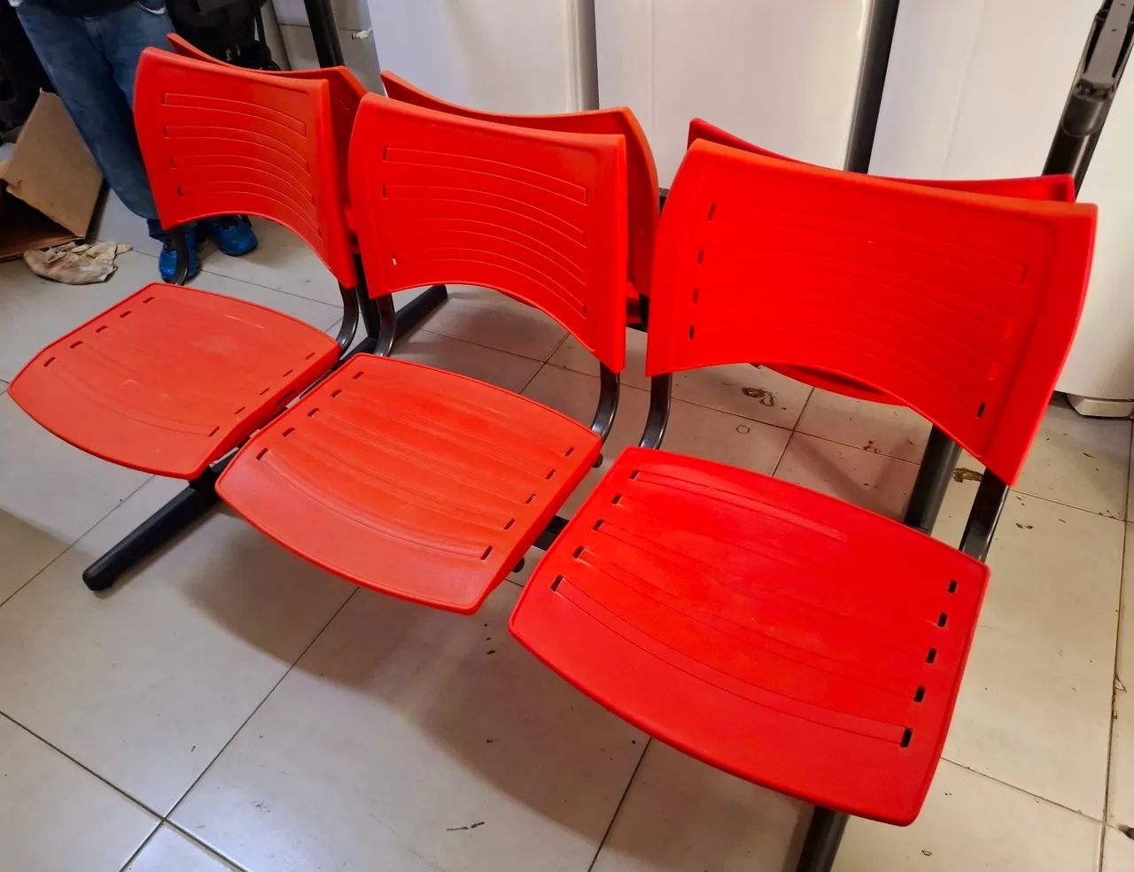 Cadeira Iso em longarina 3 lugares Linha Polipropileno Iso - Design Office Móveis - Otimo  - Foto 2