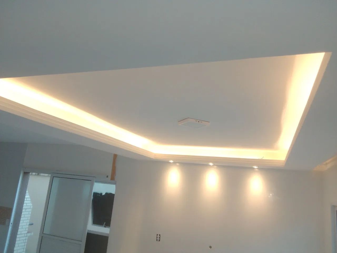 Teto com moldura em gesso