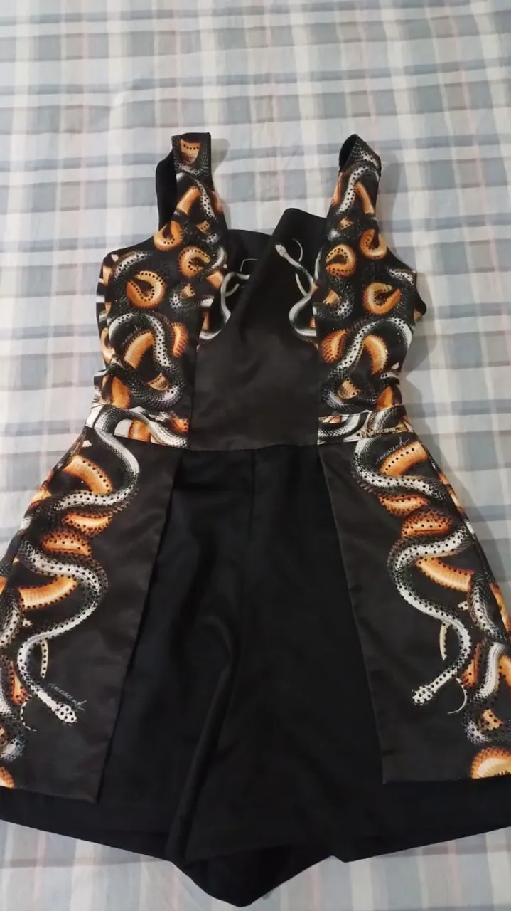 Macacão Estiloso com Estampa de Cobra