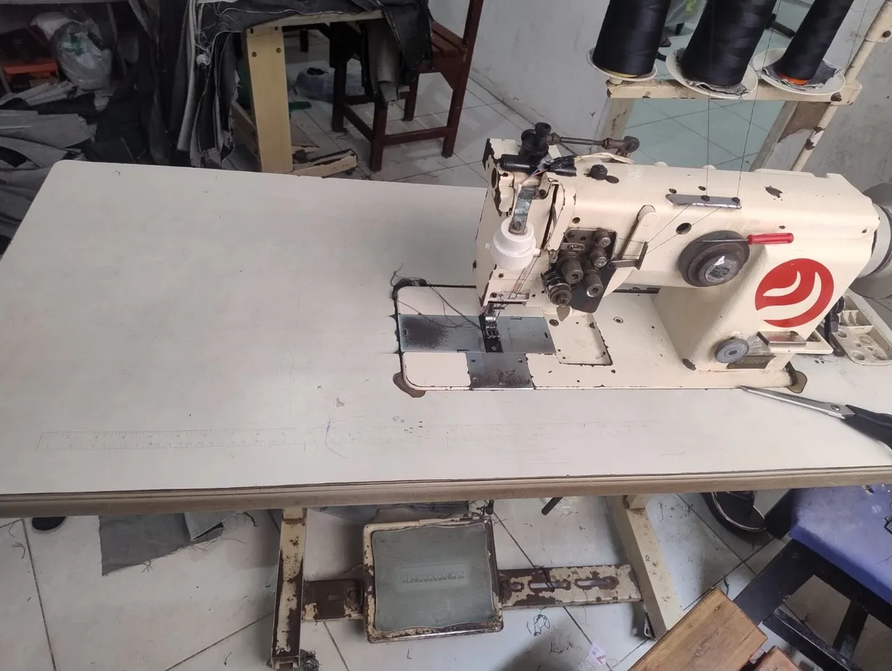 Máquina de Costura 2 agulhas lamax