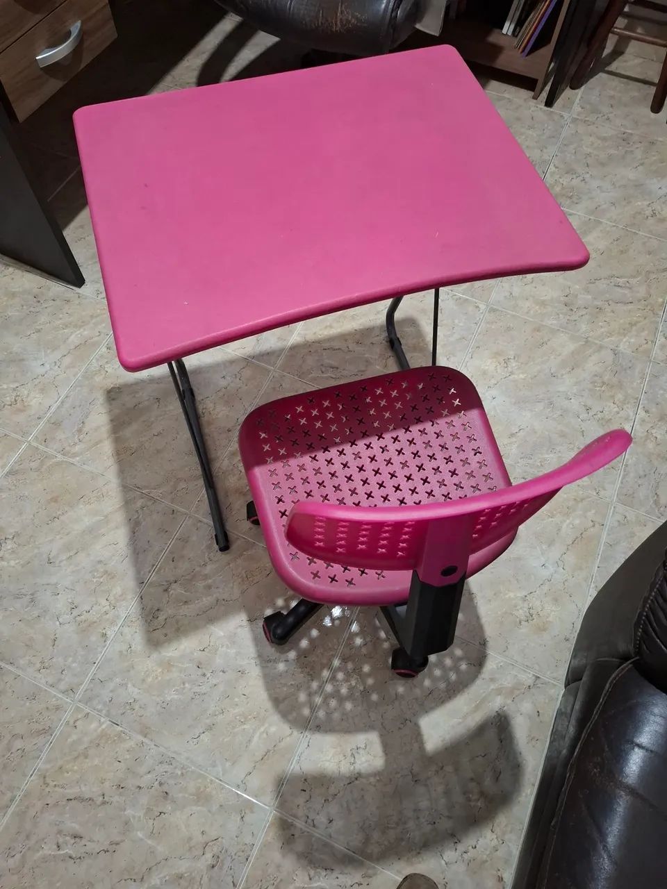 Mesa.e.cadeira de.escritorio rosa