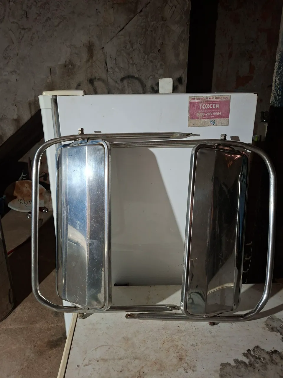 Espelhos retrovisores e tanque de inox.