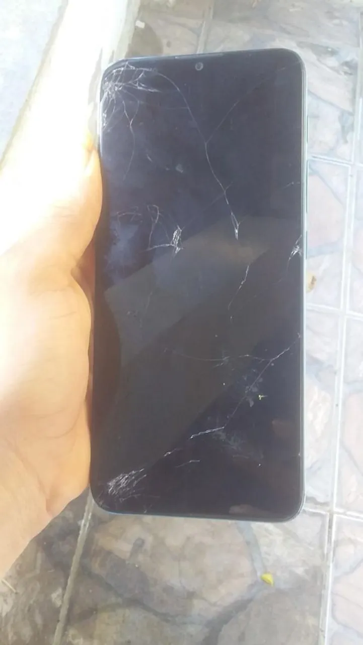 Vendo moto e20 só tá com a tela trincada
