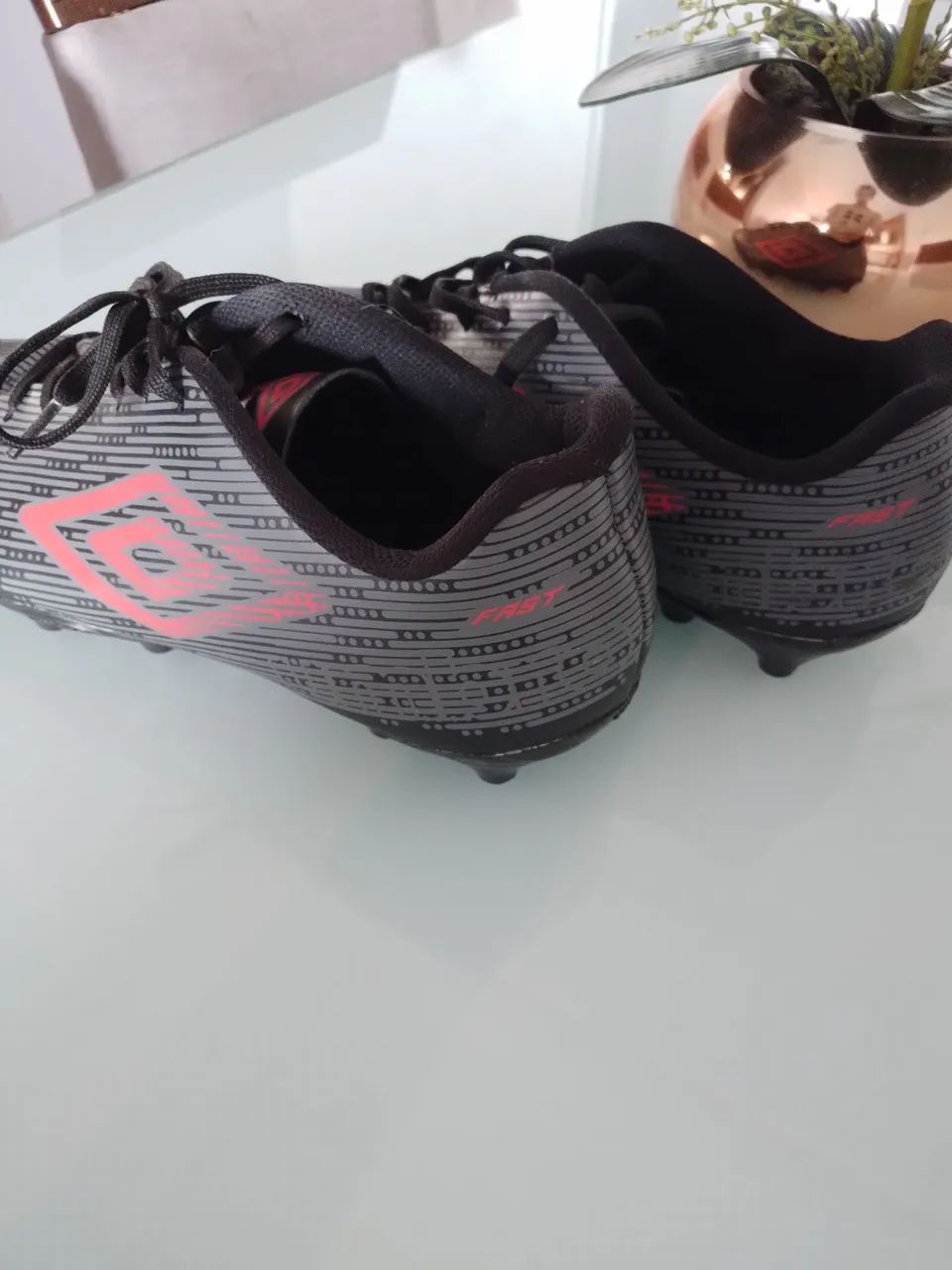 Chuteira Umbro Nova - Perfeita para seus jogos! - Foto 3