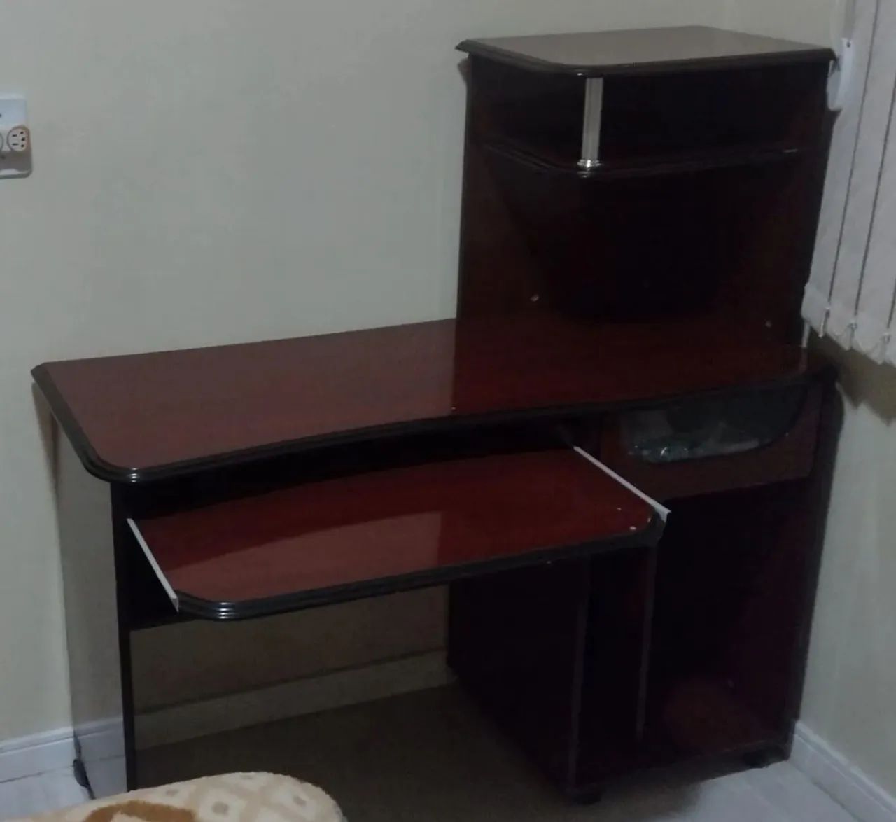 Escrivaninha de madeira com gaveta e prateleira65576101072897123