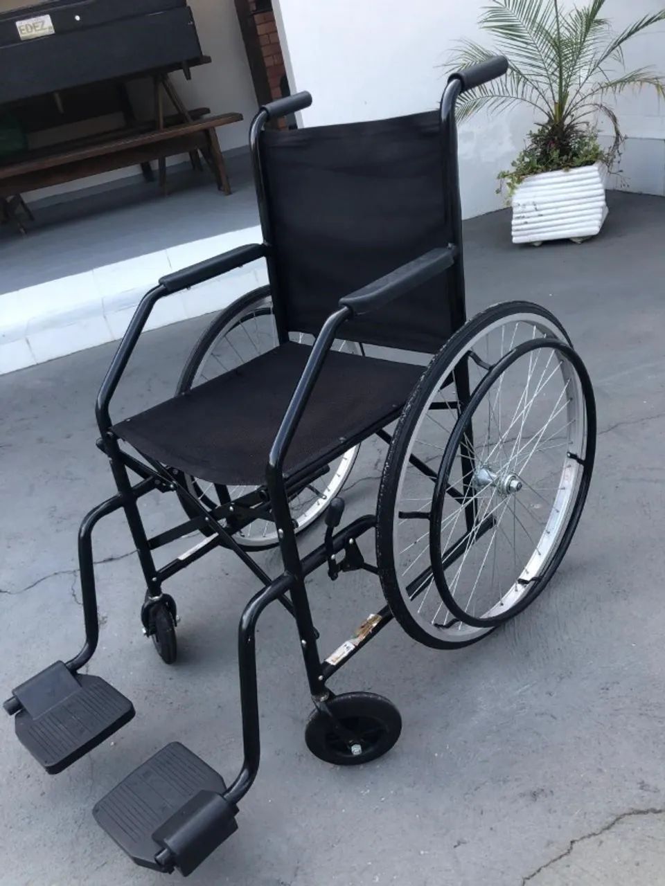 VENDE CADEIRA DE RODAS - Foto 2