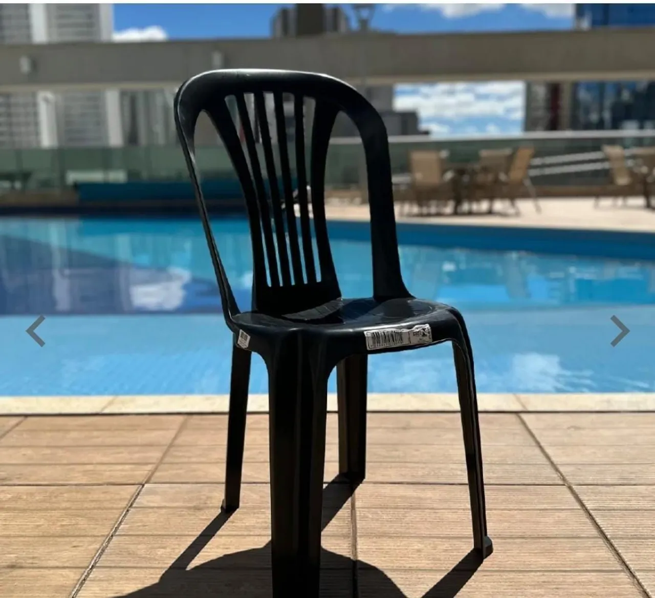 Cadeira Plástica Preta para Piscina e Áreas Externas
