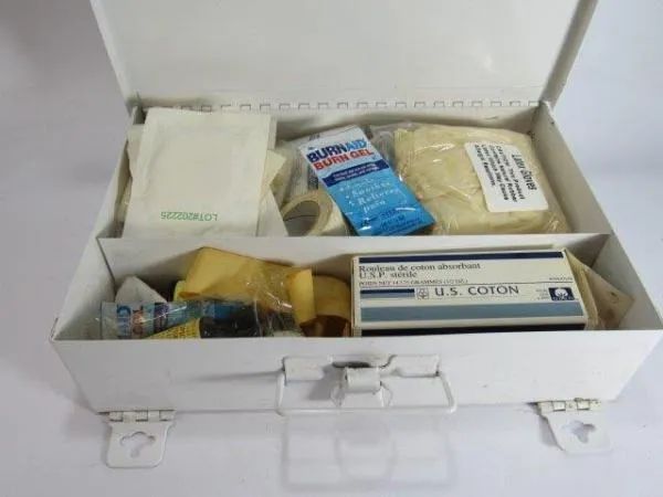 ANTIGA MALETA de LATA, com um KIT de PRIMEIROS SOCORROS (FIRST AID KIT). Contendo inúmeros - Foto 5