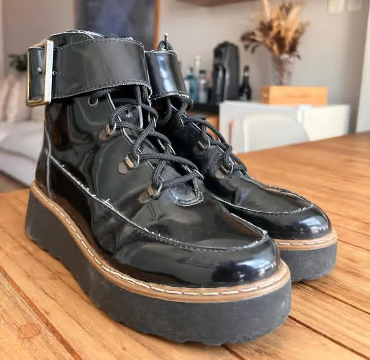 Bota e sandálias em perfeito estado!