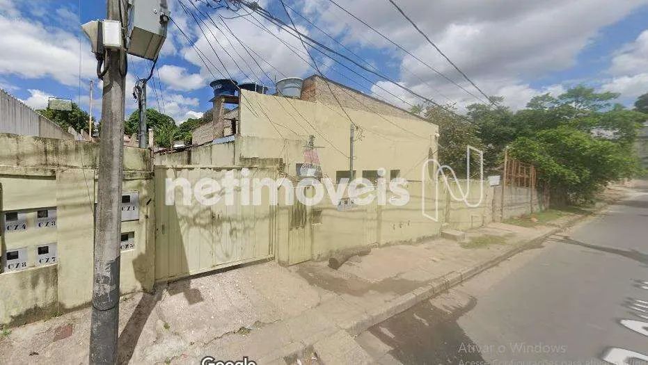 Terreno com 1.000 m²; e 8 barracões de aluguel