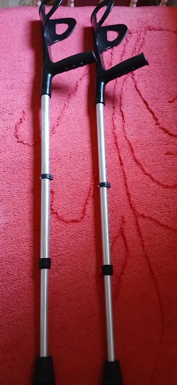 PAR DE MULETAS COM APOIO DO BRAÇO