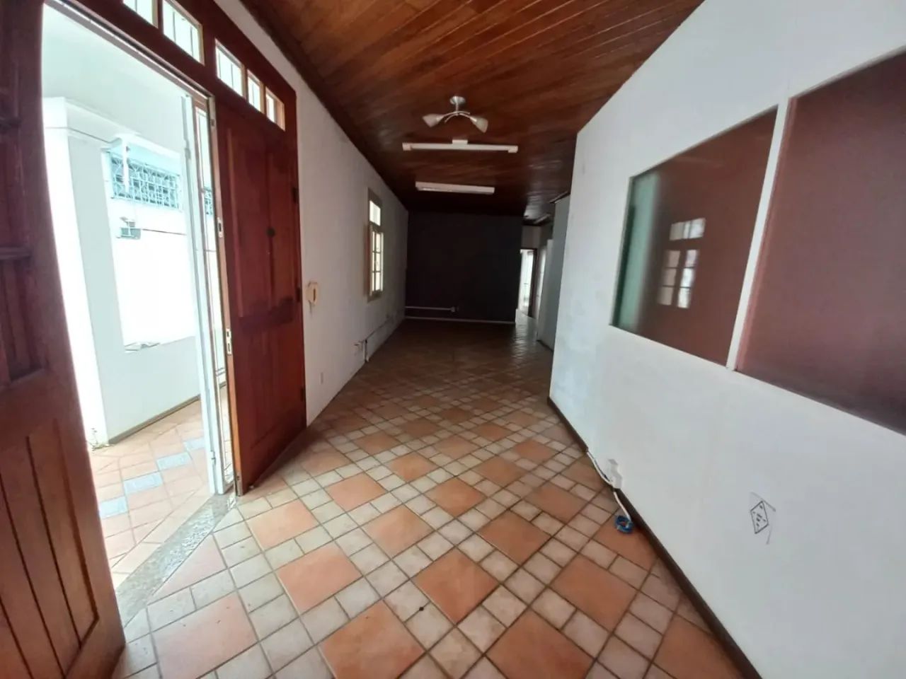 Locação no Centro de Florianópolis! Casa comercial com 107m² construídos e 4 vagas de gara - Foto 3