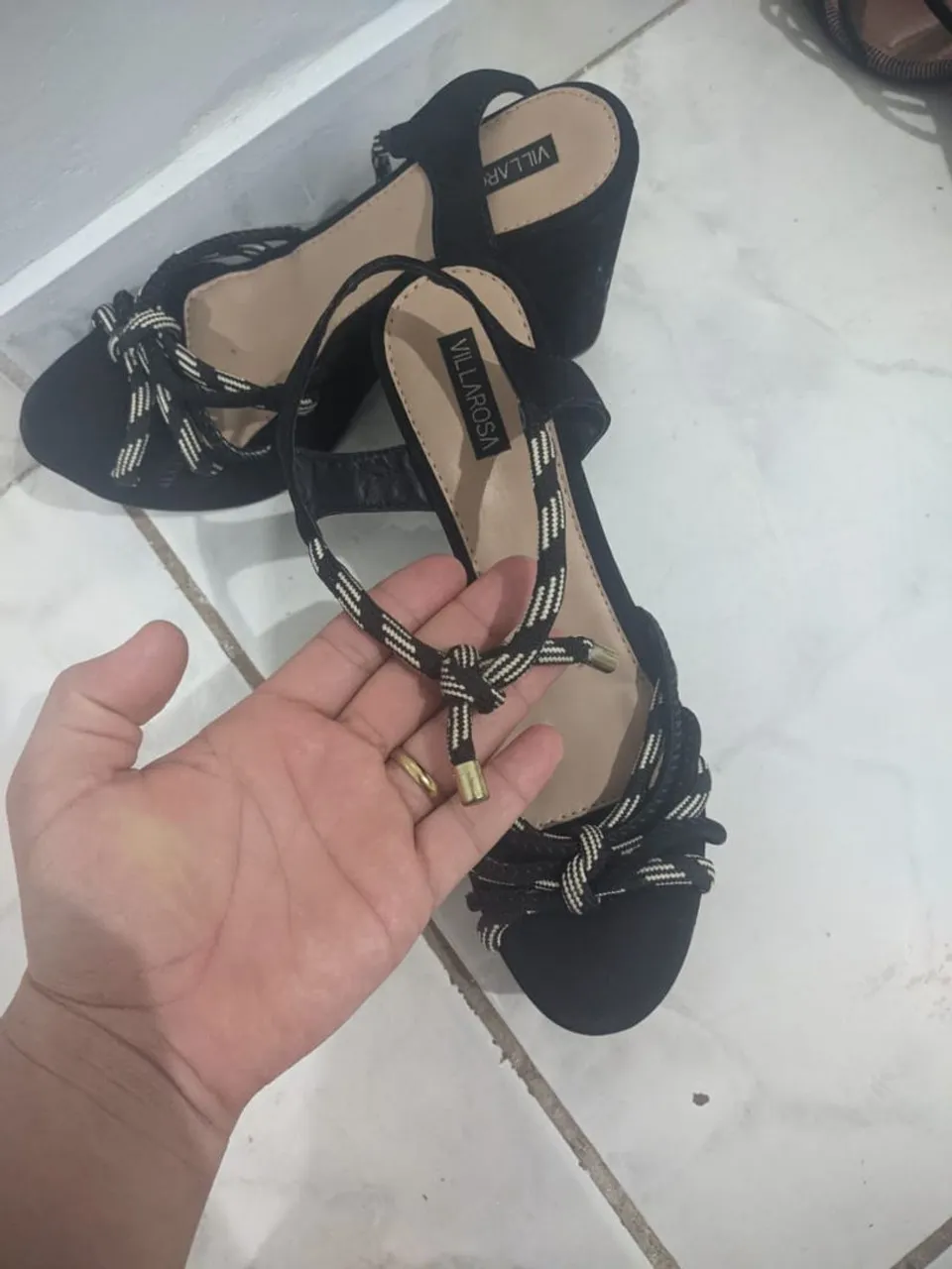 Doação Sandália feminina preta com amarração e bota salto grosso